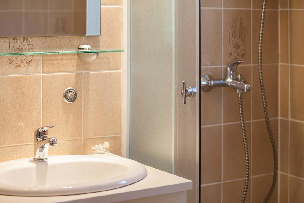 Holiday Home Zlatni San - Private Heated Pool โบล ห้อง รูปภาพ
