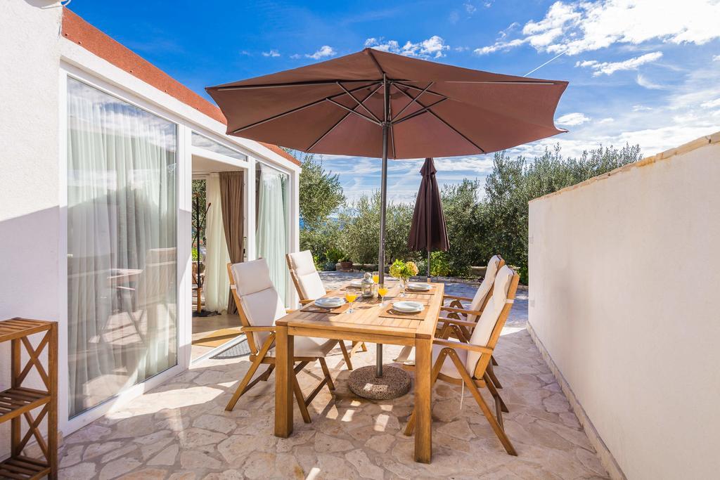 Holiday Home Zlatni San - Private Heated Pool โบล ห้อง รูปภาพ