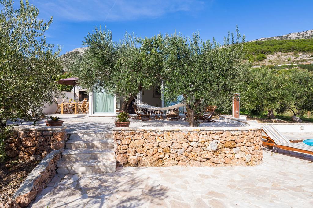 Holiday Home Zlatni San - Private Heated Pool โบล ห้อง รูปภาพ