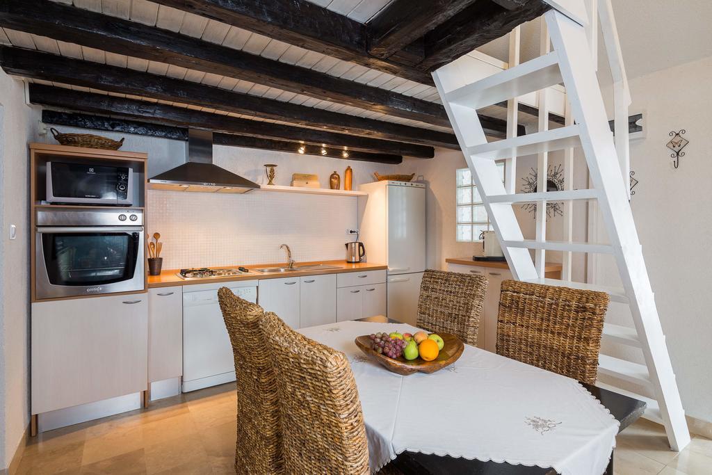 Holiday Home Zlatni San - Private Heated Pool โบล ห้อง รูปภาพ
