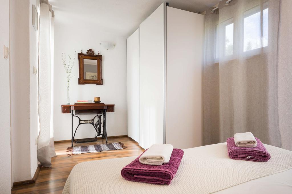 Holiday Home Zlatni San - Private Heated Pool โบล ห้อง รูปภาพ
